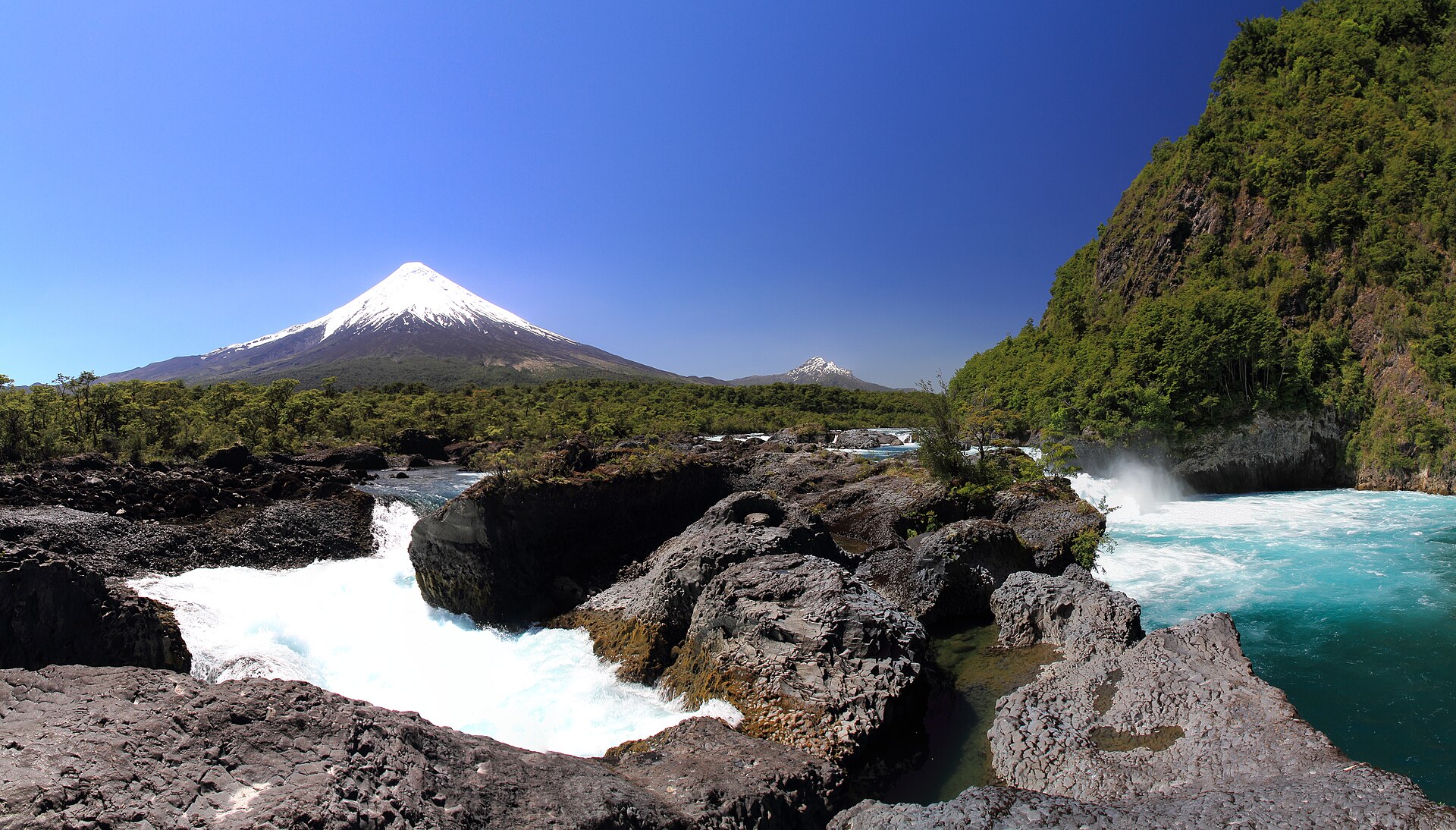 Saltos del Petrohué con el volcán Osorno